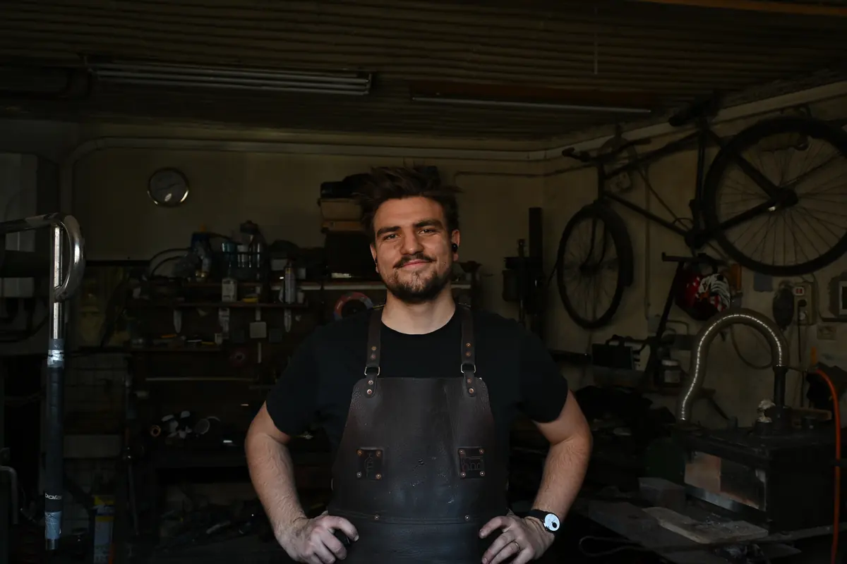 Lovro Jurečič v delavnici