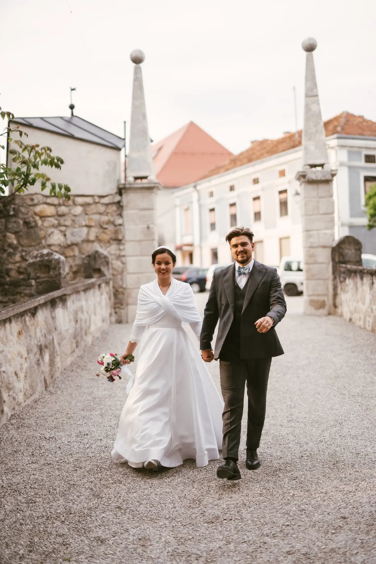 Nevesta in ženin pred cerkvijo